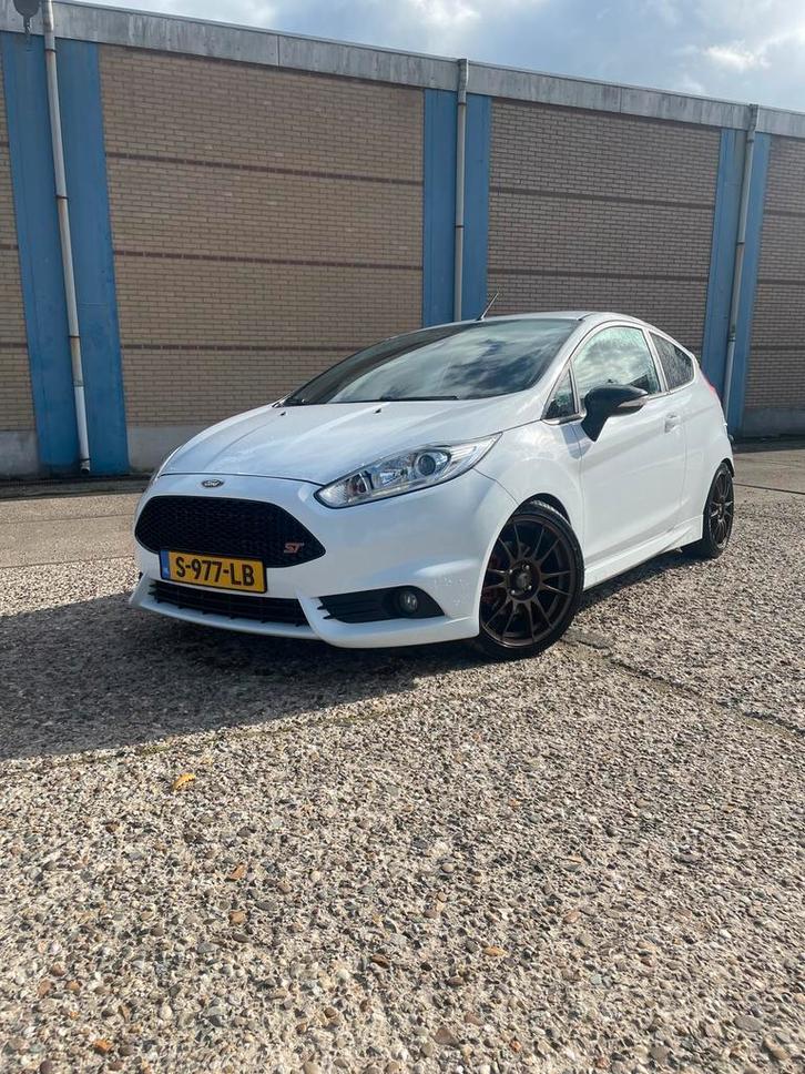 Ford Fiësta 1.6 ST 3D 2016 Wit 250pk!, Auto's, Ford, Particulier, Fiësta, ABS, Achteruitrijcamera, Airconditioning, Bluetooth