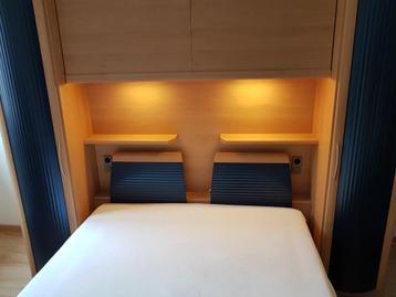 Mooie 2 persoons slaapkamer hout met blauw.