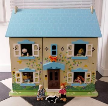 Houten poppenhuis inclusief inrichting  beschikbaar voor biedingen