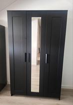 Zo goed als nieuwe zwarte Brimnes Ikea kledingkast, Huis en Inrichting, Kasten | Kledingkasten, Ophalen, 100 tot 150 cm, Met hangruimte