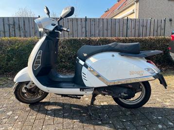 AGM LX benzine 2-zitter scooter wit 45km uit 2013 merk ZNEN beschikbaar voor biedingen