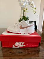 Nike Dunk Low Bronze Swoosh GS 38,5, Ophalen of Verzenden, Nieuw, Sneakers of Gympen
