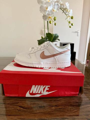 Nike Dunk Low Bronze Swoosh GS 38,5 beschikbaar voor biedingen