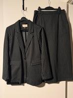 Freequent - pinstripe rok + blazer | maat S, Maat 38/40 (M), Kostuum of Pak, Zwart, Ophalen of Verzenden