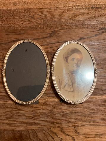 Vintage ovale fotolijstjes met roosjes beschikbaar voor biedingen