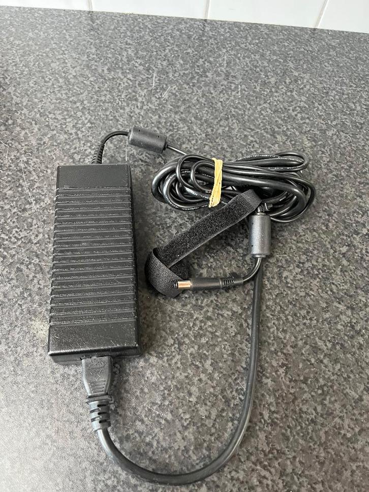 HP HSTNN-LA01-E laptop adapter lader 19.5 volt 6.9 A, Computers en Software, Laptop-opladers, Gebruikt, Ophalen of Verzenden