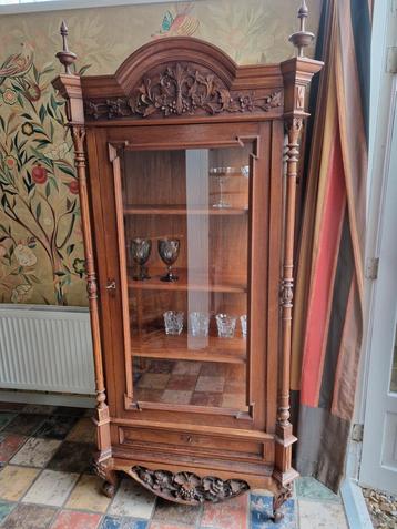 Teak vitrine kast beschikbaar voor biedingen