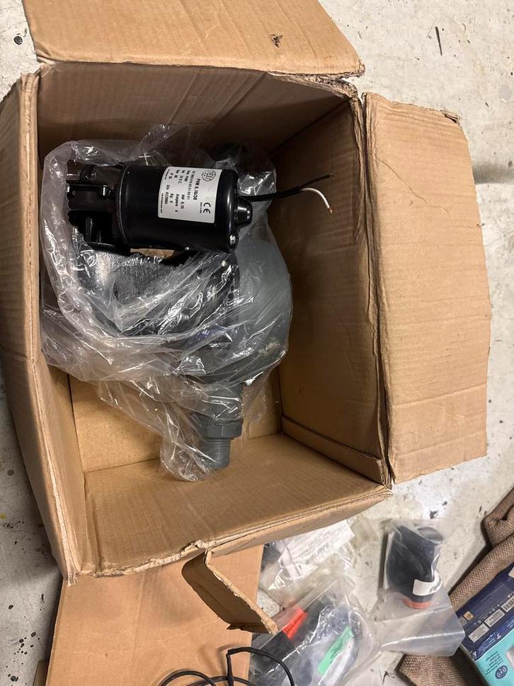 Nieuwe Vuilwaterpomp in Doos, Watersport en Boten, Accessoires en Onderhoud, Ophalen of Verzenden