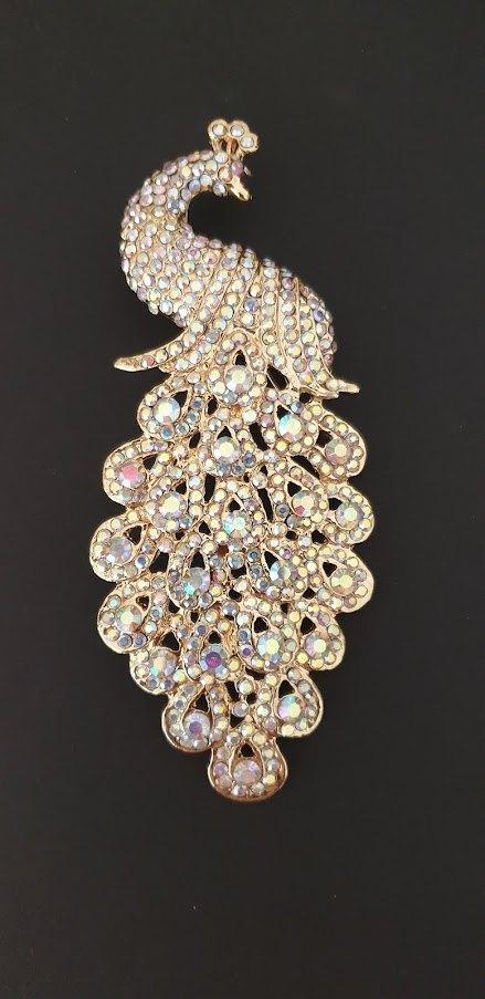Mooie goudkleur broche Pauw wit gekleurd Swarovski elementen, Sieraden, Tassen en Uiterlijk, Broches, Nieuw, Overige materialen