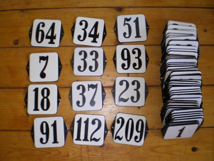 echt oude emaille huisnummers oud huisnummer bord 10 x 10 cm, Antiek en Kunst, Antiek | Emaille, Ophalen of Verzenden