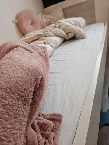 Eenpersoonsbed zonder matras beschikbaar voor biedingen