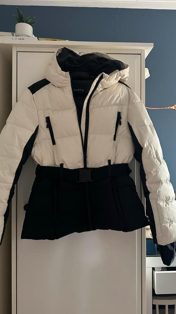 Nikkie ski jas dames, Kleding | Dames, Jassen | Winter, Zo goed als nieuw, Maat 42/44 (L), Beige, Ophalen of Verzenden