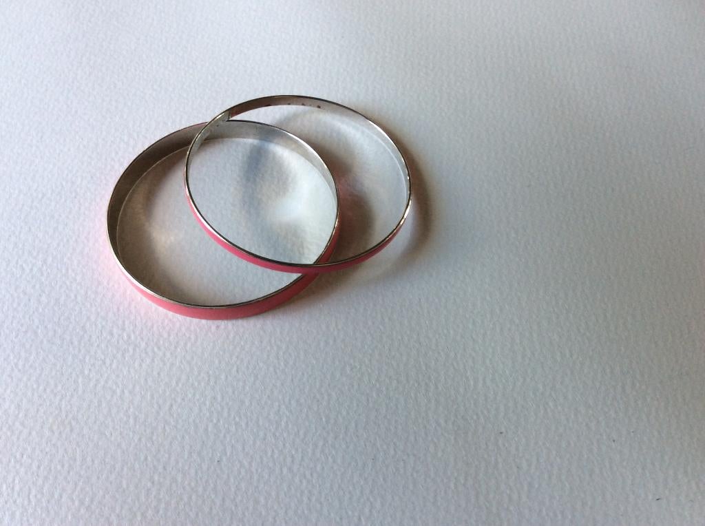 2 roze armbandjes, emaille en metaal, Ophalen of Verzenden, Zo goed als nieuw, Roze, Armband