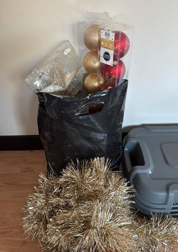 Diverse kerstboom-spulletjes rood/goud beschikbaar voor biedingen