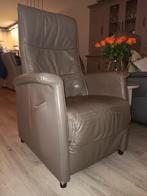 1of 2 electriche sta op stoelen kleur taupe, Huis en Inrichting, Stoelen, Ophalen, Overige materialen, Twee, Overige kleuren