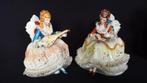 2 BEELDJES Deftige DAMES met Kanten RUCHES Jurken, Porselein, Antiek en Kunst, Ophalen of Verzenden