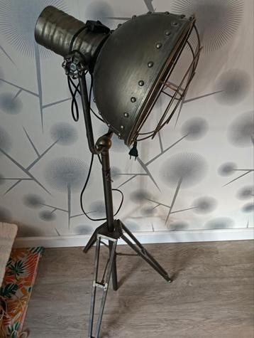 Industriële staande lamp  beschikbaar voor biedingen