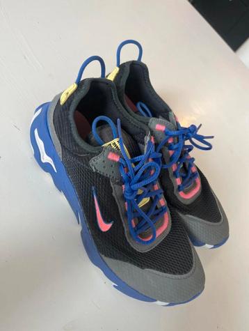 Nikes maat 37 1/3 beschikbaar voor biedingen