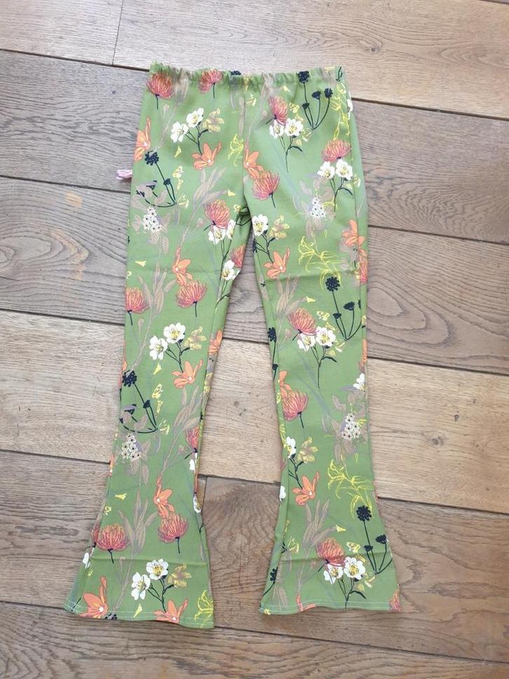 Mooie bloemen slimfit flared broek maat 134/140 nieuw, Kinderen en Baby's, Kinderkleding | Maat 134, Nieuw, Meisje, Broek, Ophalen of Verzenden