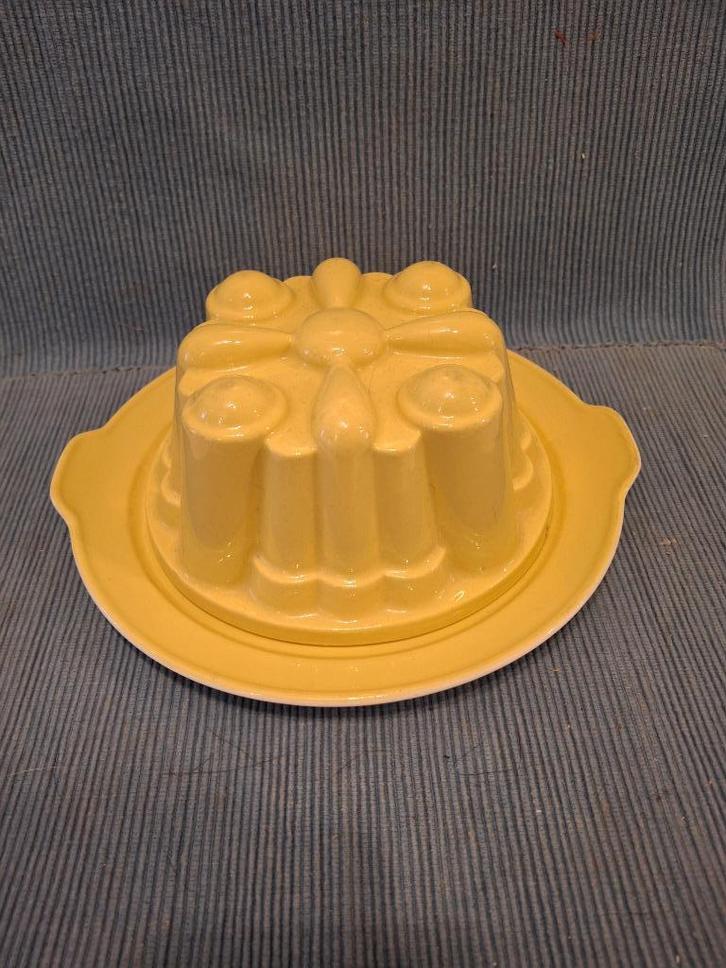 Royal Sphinx - mooie pastel gele kleine puddingvorm & bord, Antiek en Kunst, Antiek | Servies los, Ophalen of Verzenden