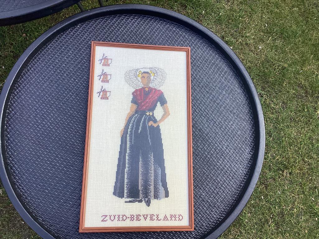 Retro geborduurd schilderij, vrouw in Zeeuwse klederdracht, Ophalen