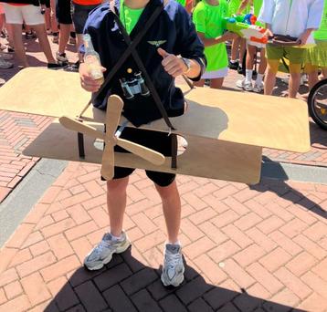 Vliegtuig carnaval toneel beschikbaar voor biedingen