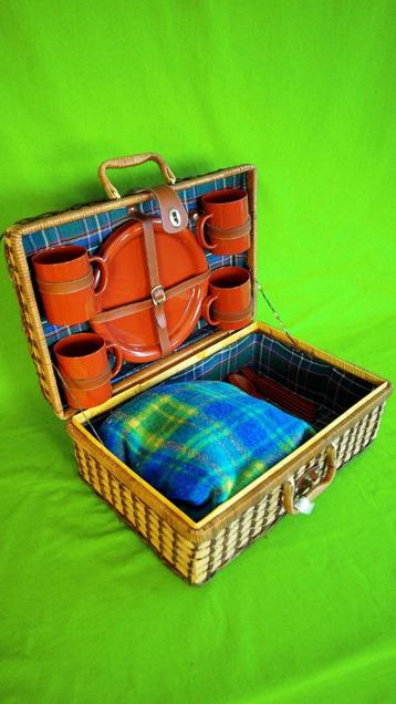 Vintage Picnic Basket | Blanket | Tartan Lining | 1970s | Ta beschikbaar voor biedingen