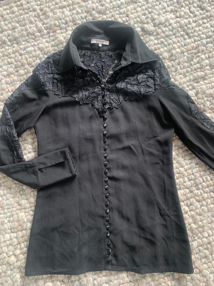 Grote kast opruiming ....... zwarte blouse Nikkie maat 34, Kleding | Dames, Blouses en Tunieken, Zo goed als nieuw, Maat 34 (XS) of kleiner