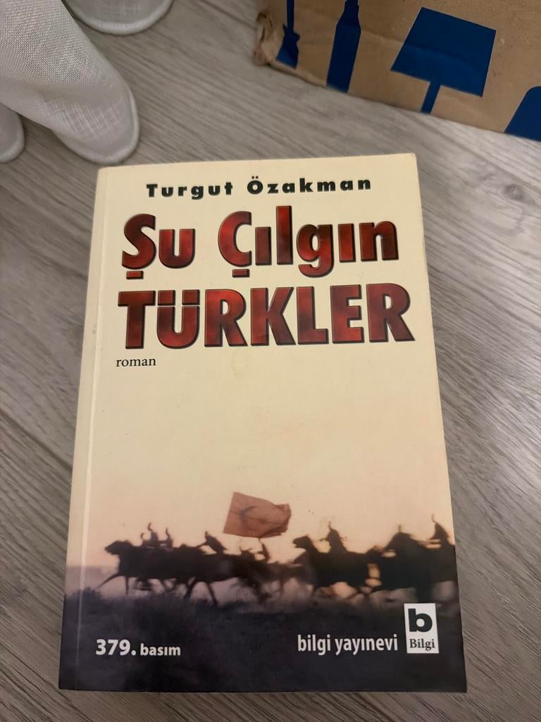 Turks boek: Su Cilgin Turkler, Ophalen of Verzenden, Gelezen, Europa overig