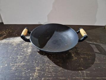 Zware gietijzeren wok met 2 houten handvaten 37cm doorsnee   beschikbaar voor biedingen