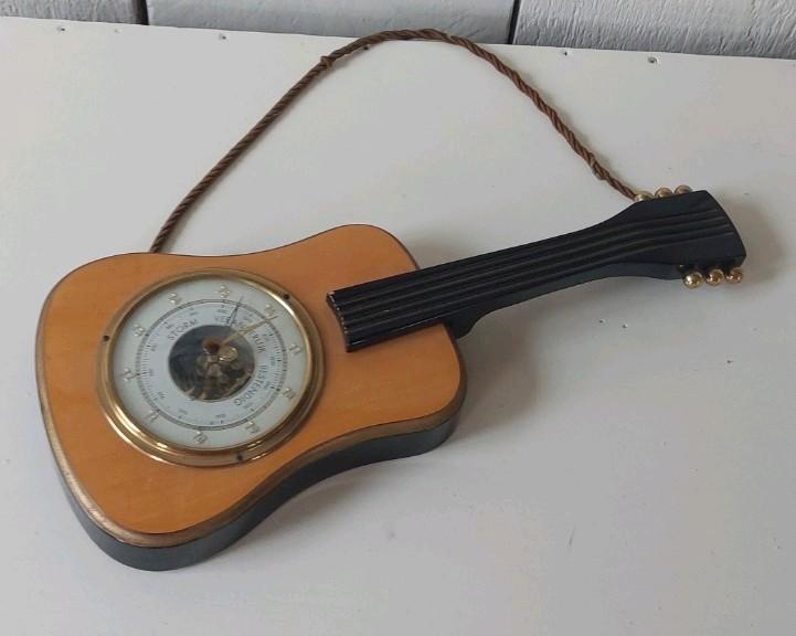 Barometer in vorm van gitaar instrument vintage weerstation, Audio, Tv en Foto, Weerstations en Barometers, Zo goed als nieuw