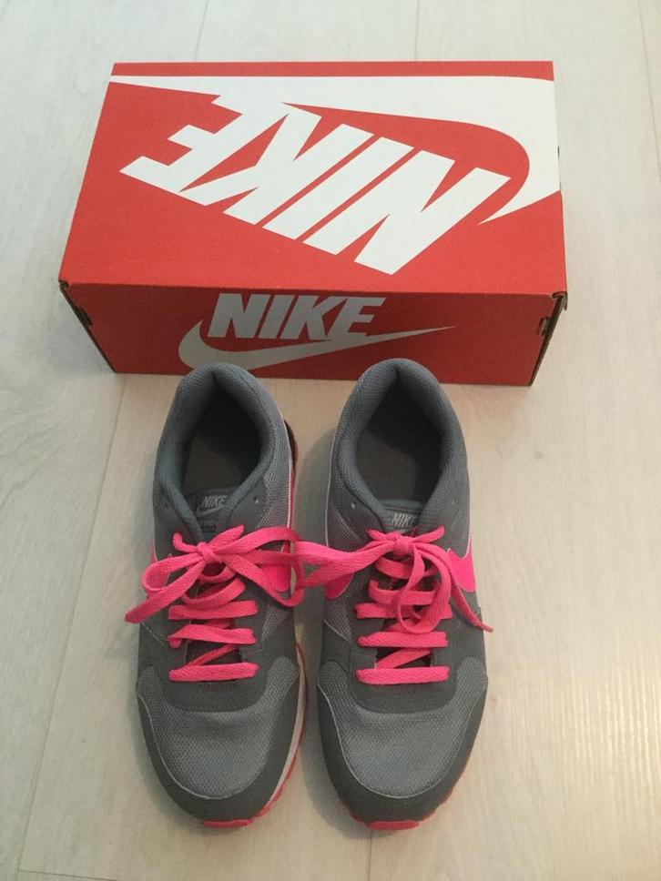Nike MD Runner sneakers grijs fluor roze maat 38 NIEUW, Kleding | Dames, Schoenen, Nieuw, Sneakers of Gympen, Roze, Ophalen of Verzenden