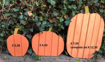 Sier kalebassen, van hout naturel of oranje beschilderd beschikbaar voor biedingen