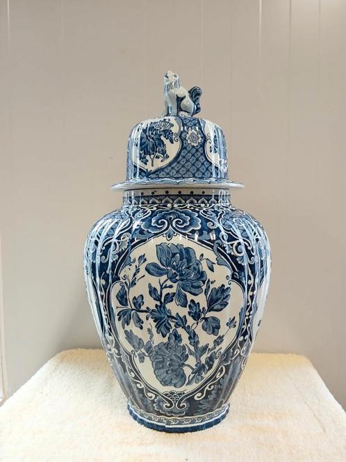 Delfts Blauwe dekselvaas , urnvaas Royal Sphinx Maastricht, Huis en Inrichting, Woonaccessoires | Vazen, Zo goed als nieuw, Blauw