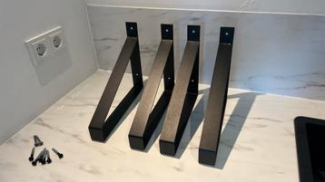 4 Zwarte Plankendragers beschikbaar voor biedingen