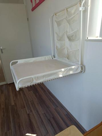 Hangende commode  beschikbaar voor biedingen