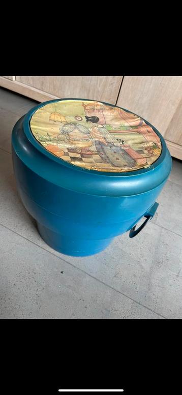 Retro plastic ton beschikbaar voor biedingen