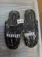 Sloffen/pantoffels met tekst, maat 41/42 en maat 43/44, Ophalen of Verzenden, Nieuw