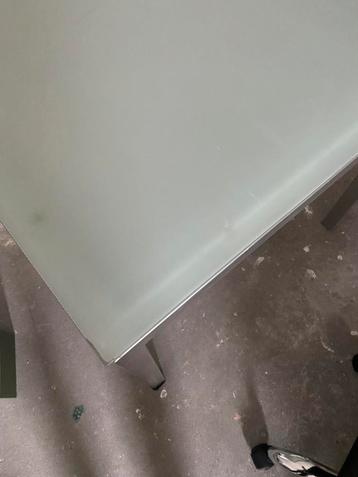 Glazen tafel met stalen poten - 150x80cm beschikbaar voor biedingen