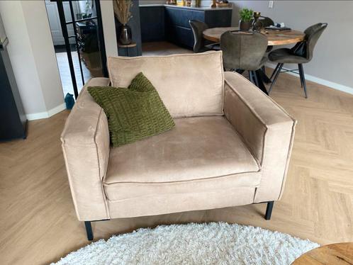 Brede fauteuil suedelook zandkleurig, Huis en Inrichting, Fauteuils, Zo goed als nieuw, Stof, Overige materialen, 100 tot 125 cm