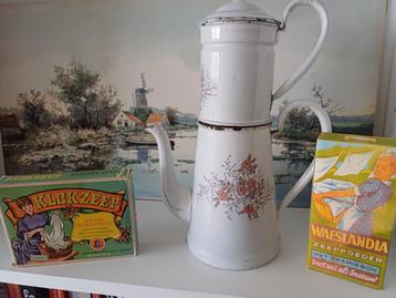Emaille koffiepot met leuk roosmotief  beschikbaar voor biedingen