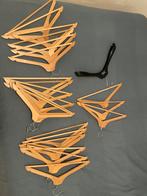 22 Kledinghangers - Hout en Kunststof, Kleding | Dames, Kledinghangers, Ophalen of Verzenden, Gebruikt, Hout, Volwassenen