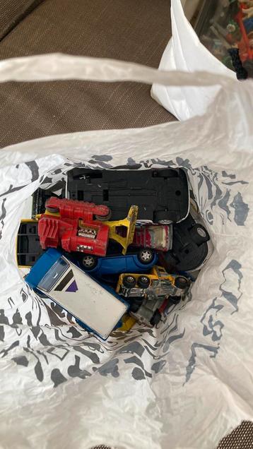 Zak vintage modelauto’s, diverse modellen, ongeveer 20 stuks beschikbaar voor biedingen