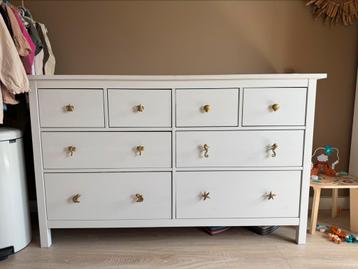Hemnes ladekast met Doing Good knoppen beschikbaar voor biedingen
