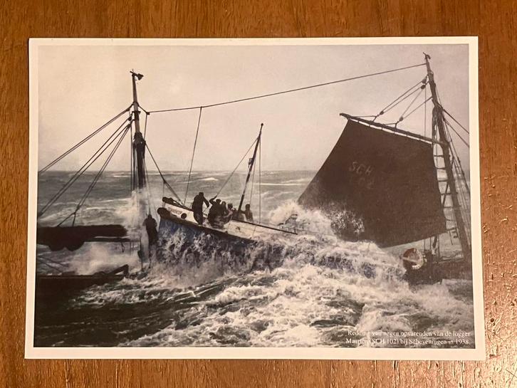 Reddingsboot KNRM bij de logger Maarten (SCH 102) in 1938, Verzamelen, Scheepvaart, Nieuw, Kaart, Foto of Prent, Motorboot, Ophalen of Verzenden