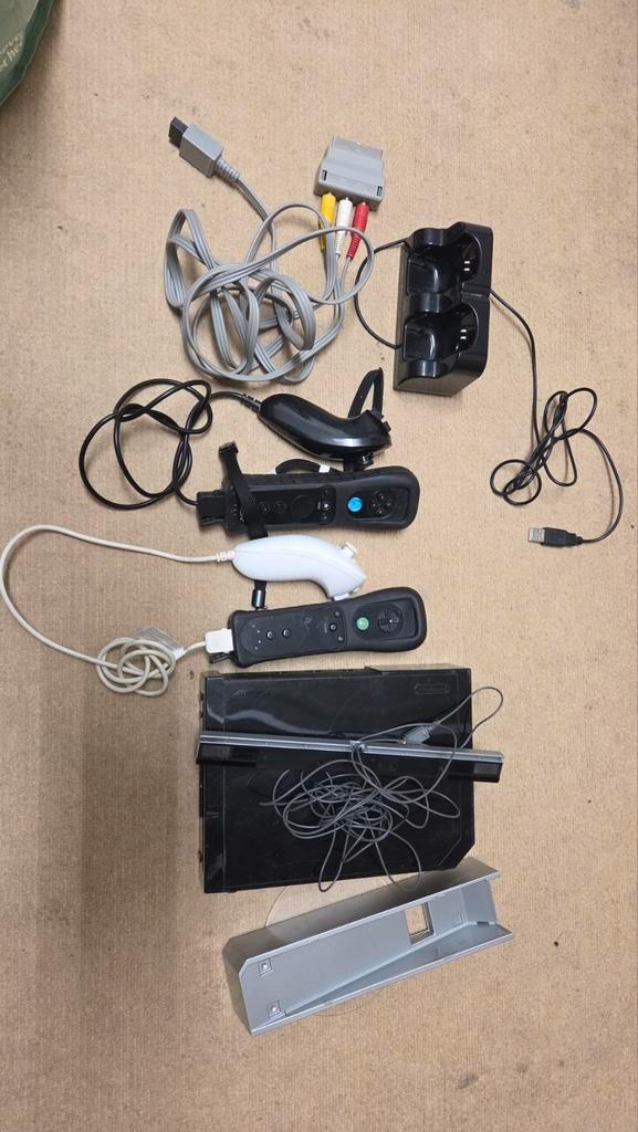 Zwarte Wii met 8 games en 2 wii controllers, Spelcomputers en Games, Games | Nintendo Wii, Gebruikt, Overige genres, 3 spelers of meer