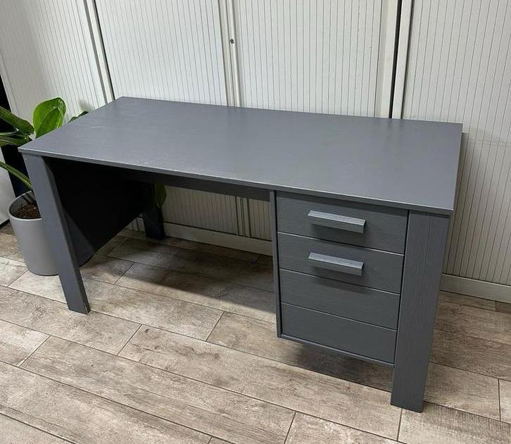 Woood grijs bureau Dennis, Huis en Inrichting, Bureaus, Zo goed als nieuw, Ophalen