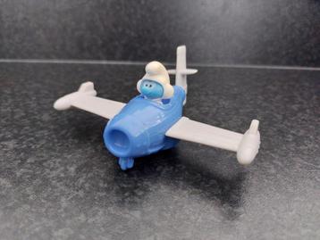 Smurf in blauw vliegtuig. beschikbaar voor biedingen