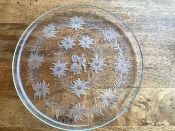 Vintage Glazen Serveerschaal met Edelweiss Motief beschikbaar voor biedingen