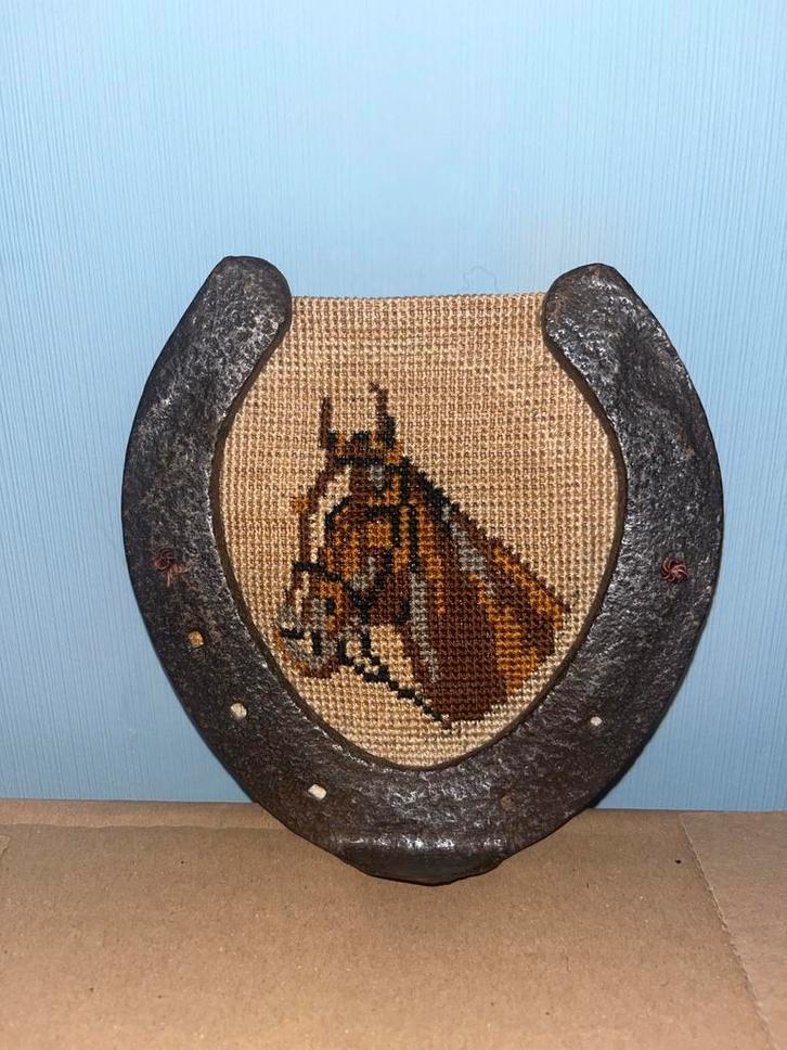 Antiek Hoefijzer met Paardenafbeelding Wanddecoratie Paarden, Antiek en Kunst, Antiek | Woonaccessoires, Ophalen of Verzenden
